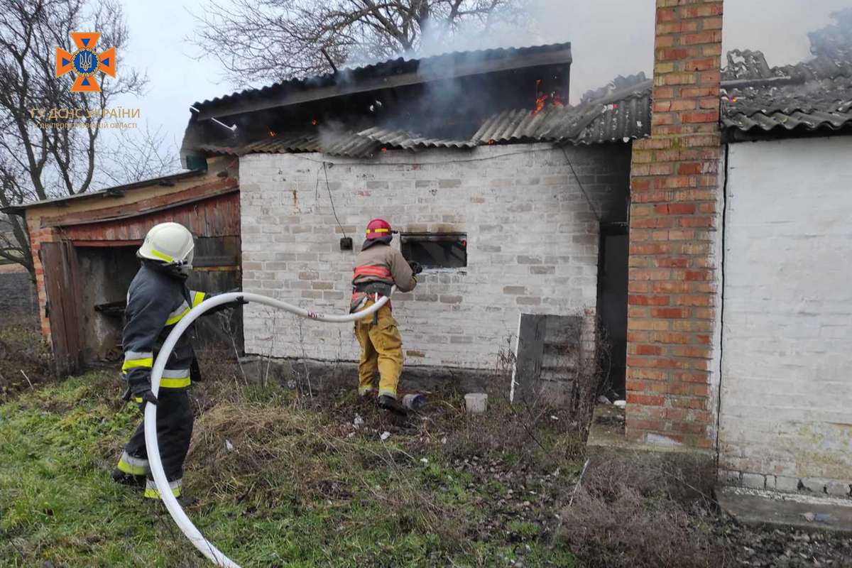Під Нікополем рятувальники гасили пожежу у приватному будинку 