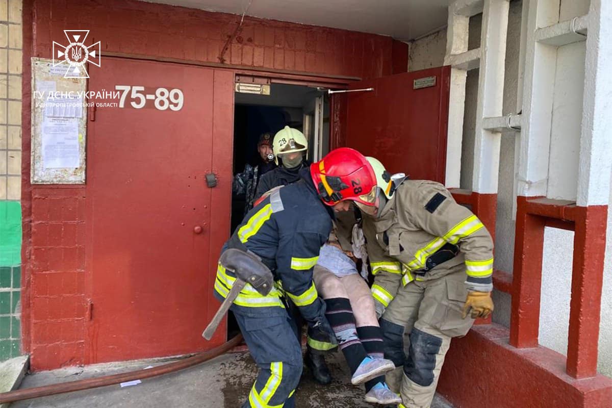 У Нікополі надзвичайники врятували з палаючої квартири 86-річну жінку 
