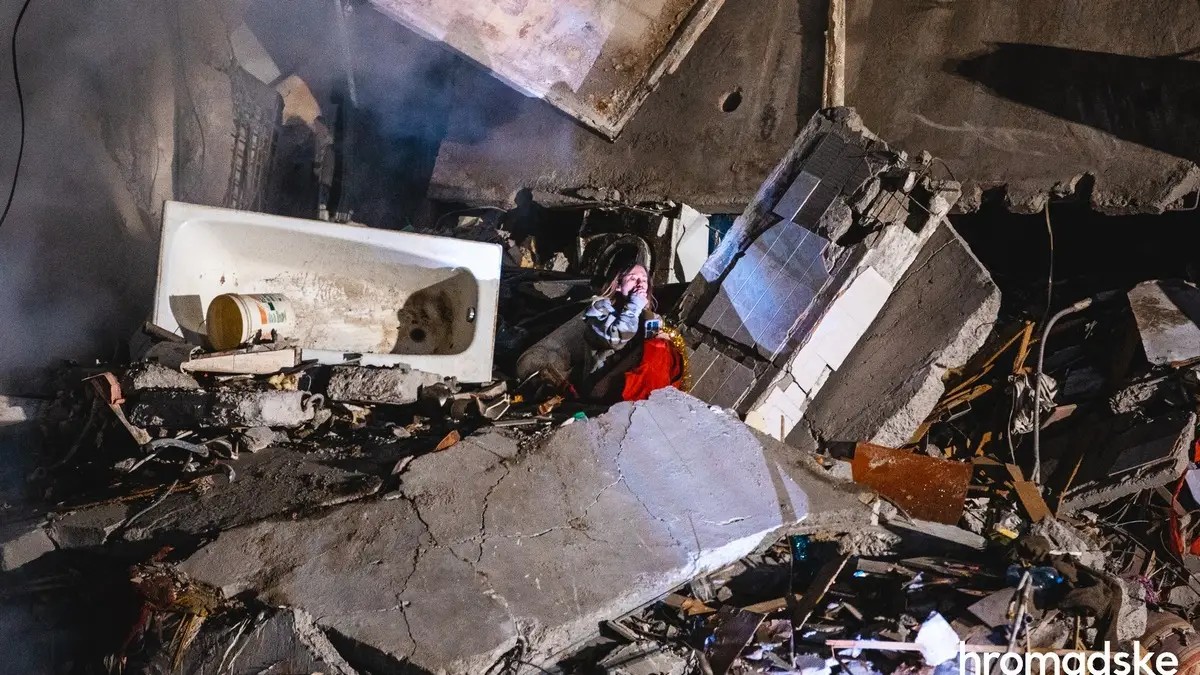 З п'ятого поверху зруйнованого будинку у Дніпрі врятували дівчину 