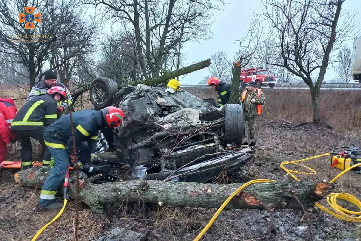 На Дніпропетровщині водія BMW затиснуло в автівці після зіткнення з деревами