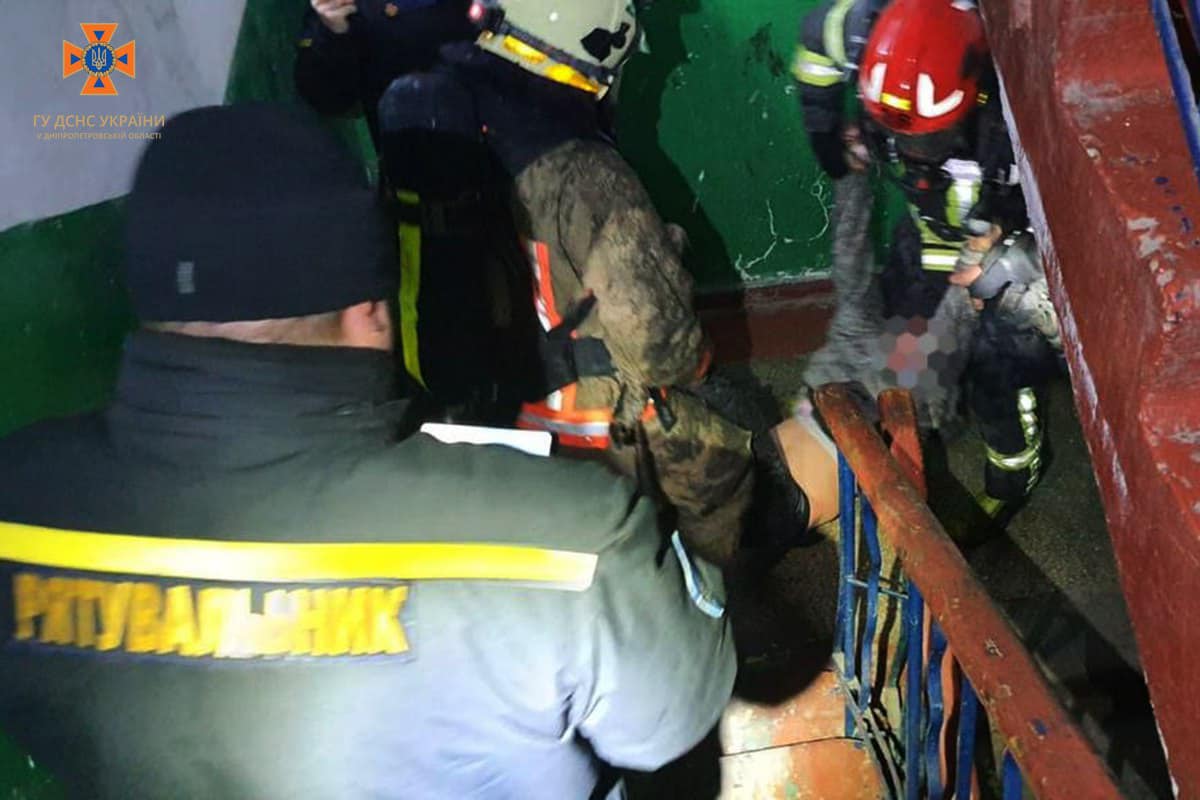 У Нікополі під час пожежі у п'ятиповерхівці врятували жінку  