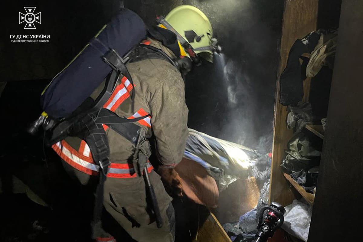 У Покрові надзвичайники врятували з палаючої квартири 59-річну жінку та 60-ічного чоловіка