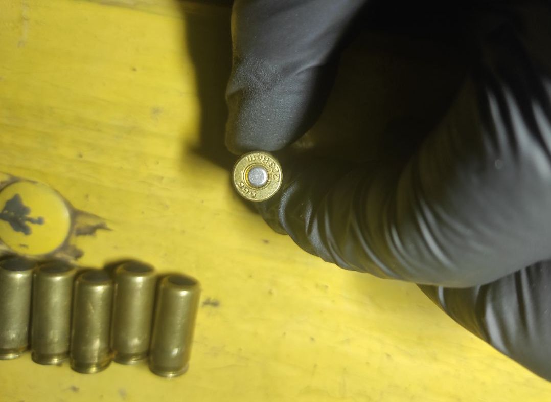 У Покрові поліцейські вилучили у 27-річного чоловіка пістолет з набоями