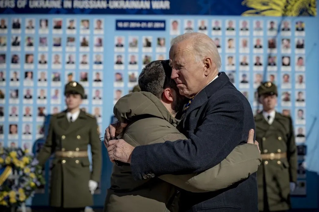 Міцні обійми двох президентів біля Стіни пам’яті загиблих за Україну