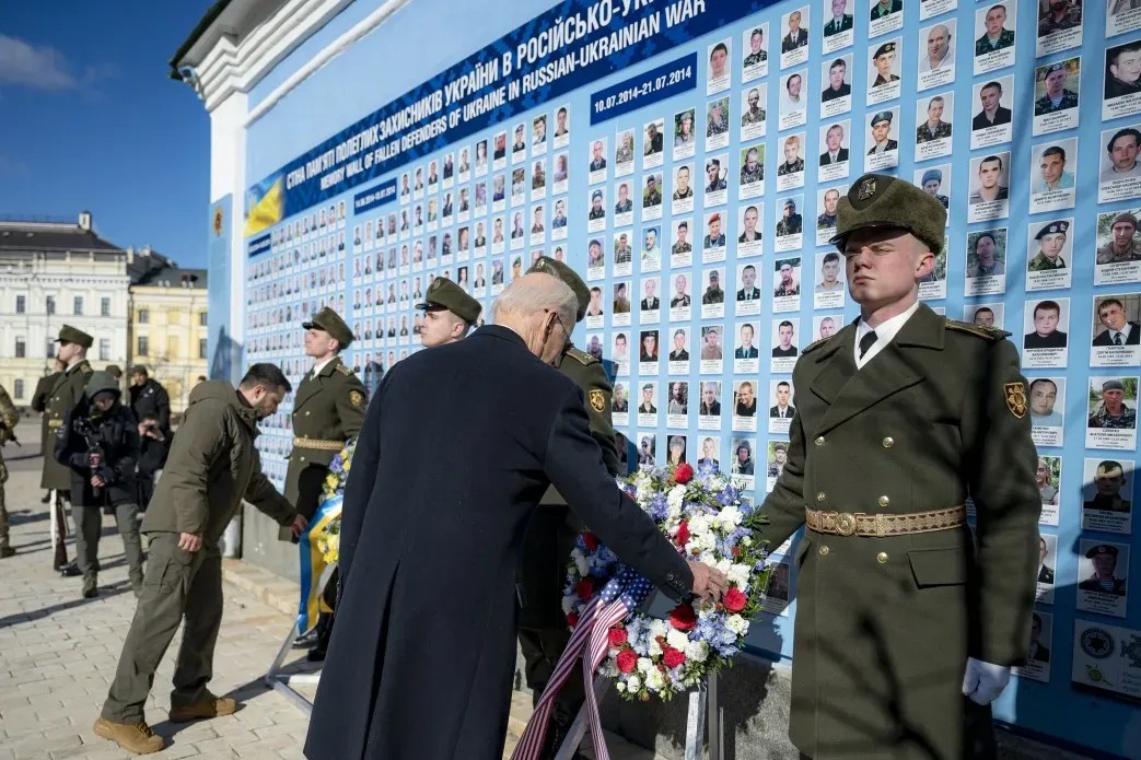 Байден та Зеленський біля Стіни пам’яті загиблих за Україну