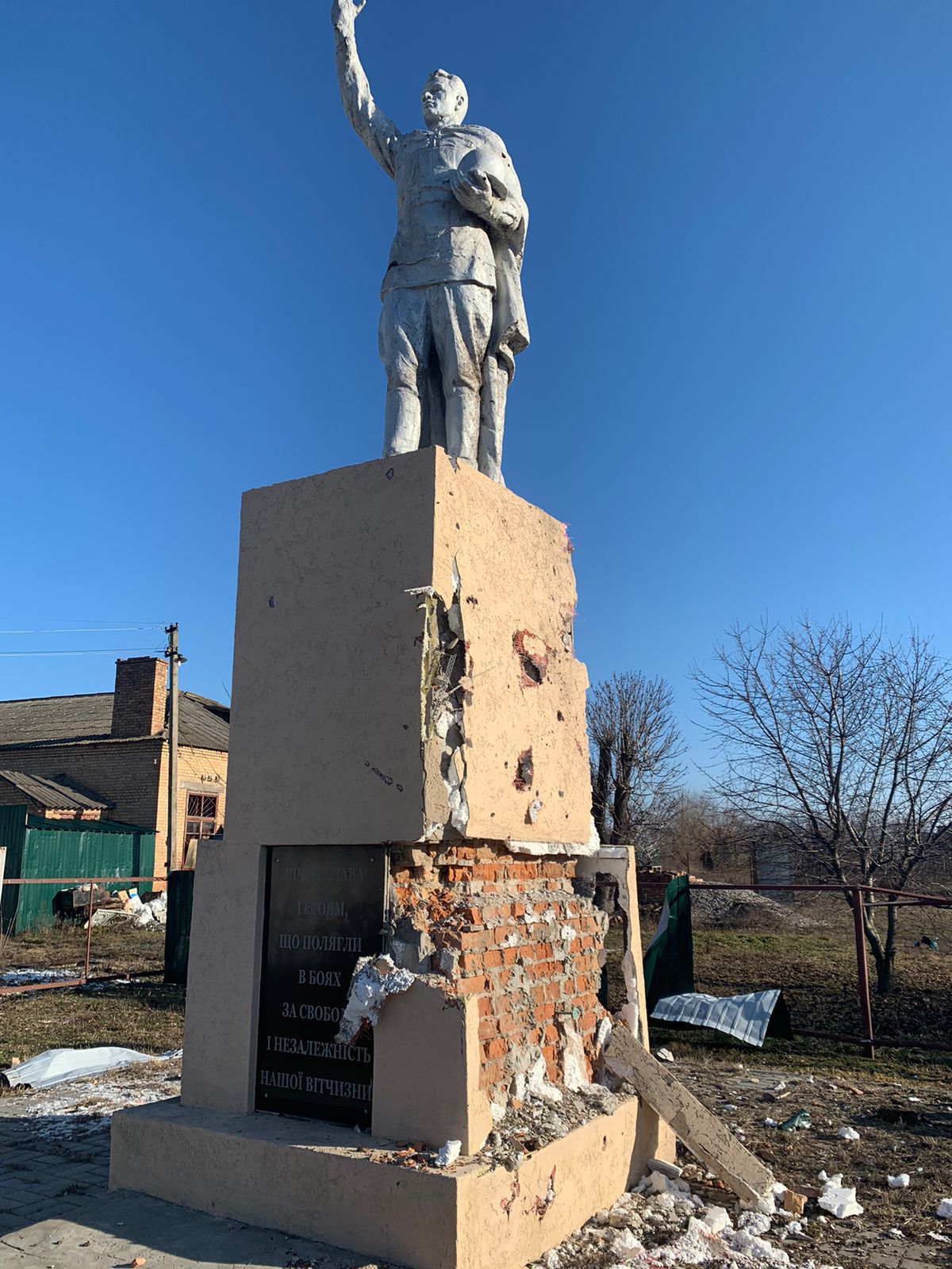 Пошкоджено конструкцію пам’ятника Героям