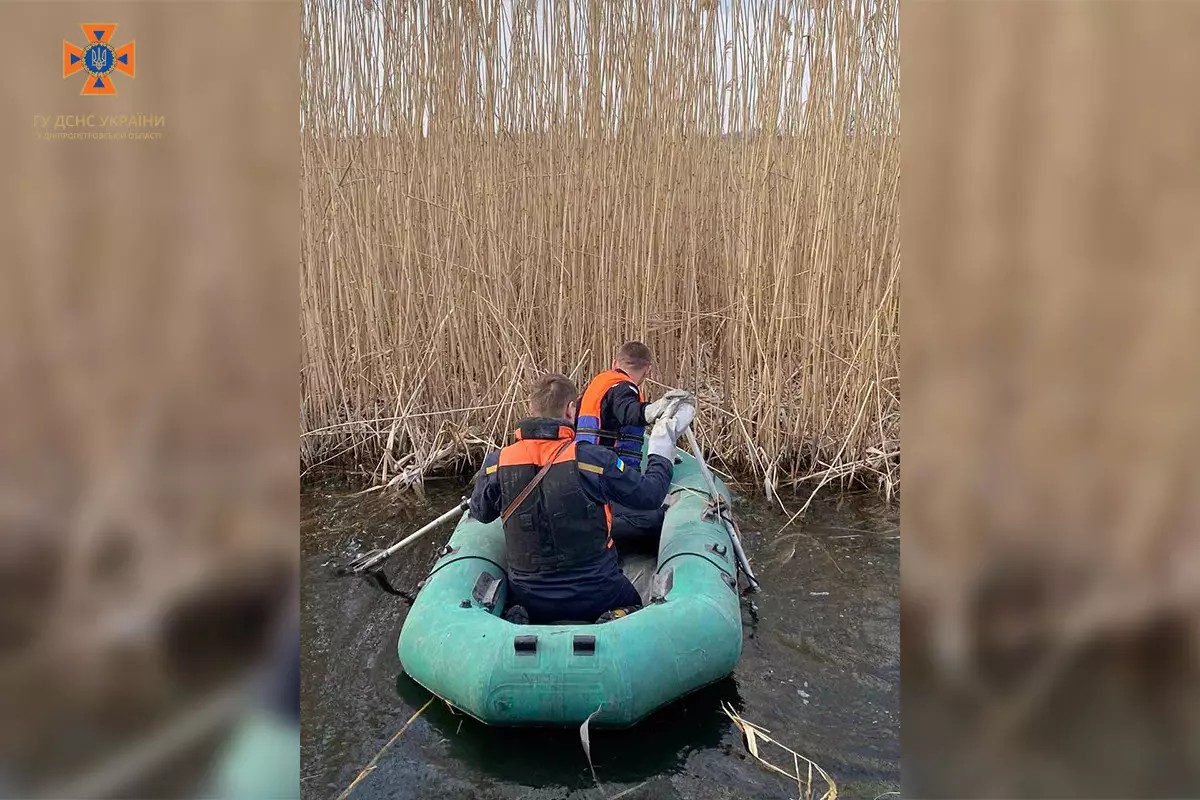 На Дніпропетровщині, на відстані 20 метрів від берега, рятувальники дістали тіло чоловіка 