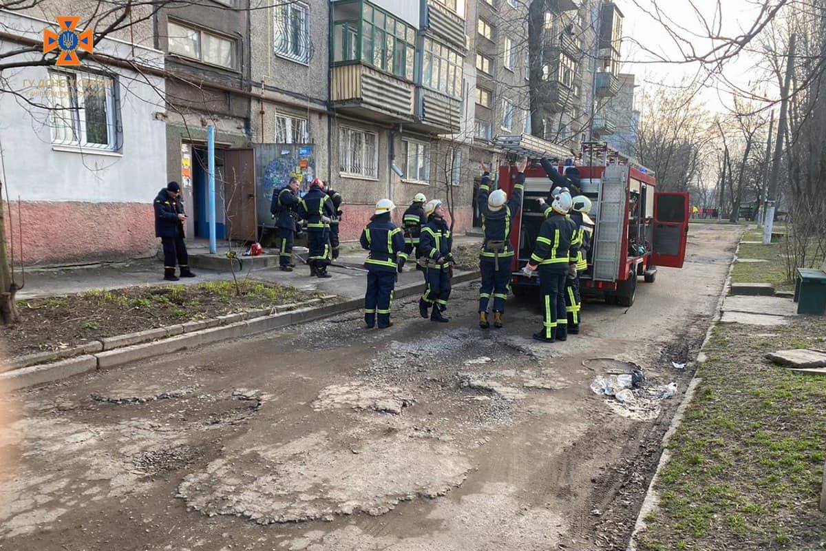 У Дніпропетровській області під час пожежі у квартирі надзвичайники врятували 68-річного чоловіка