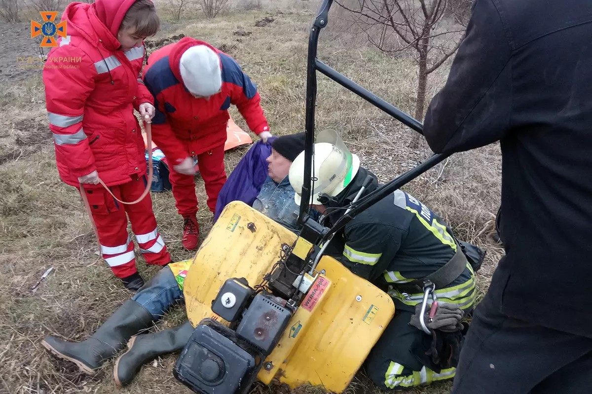 На Дніпропетровщині рятувальники дістали 70-річного чоловіка з-під мотоблоку 