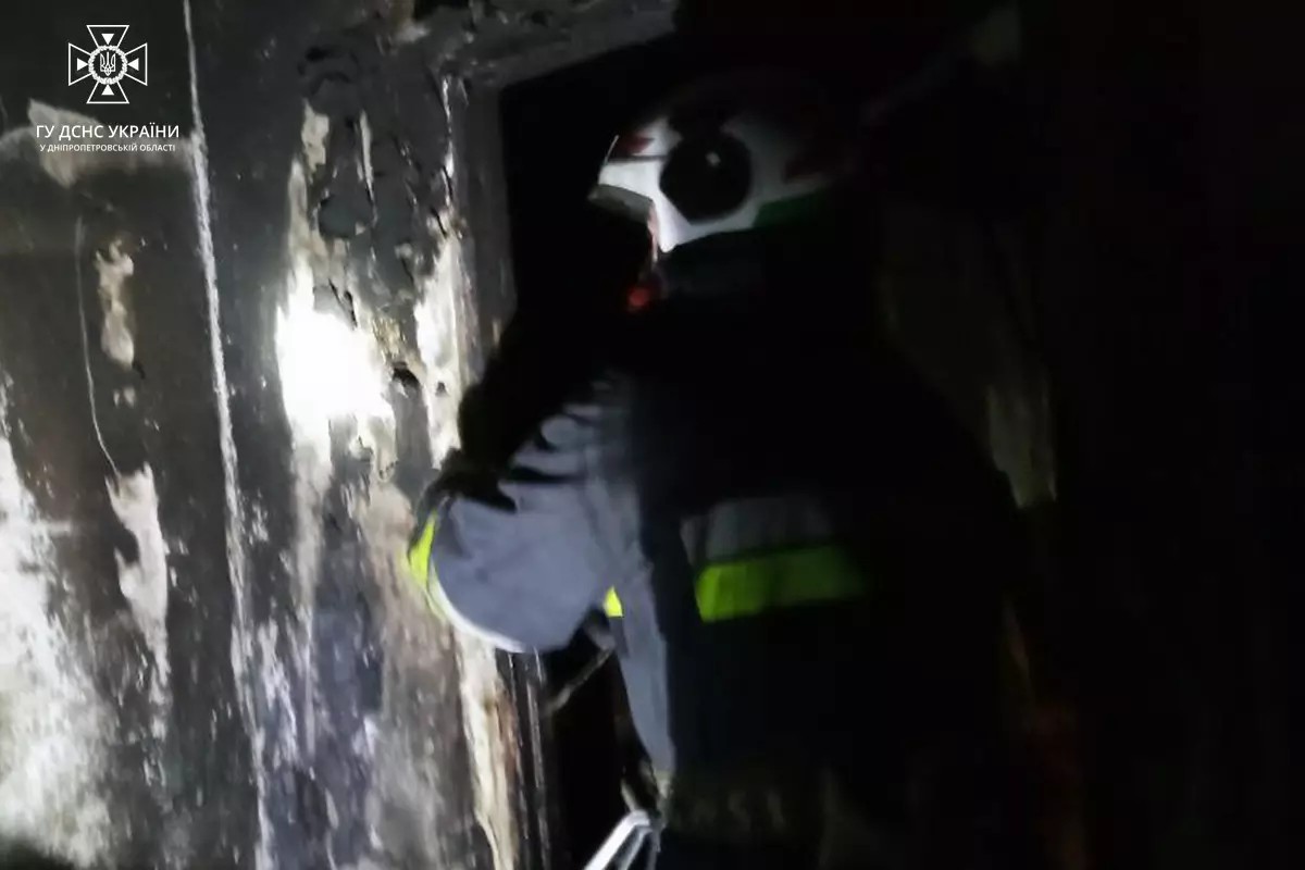 В Марганці 10 рятувальників гасили пожежу в двокімнатній квартирі