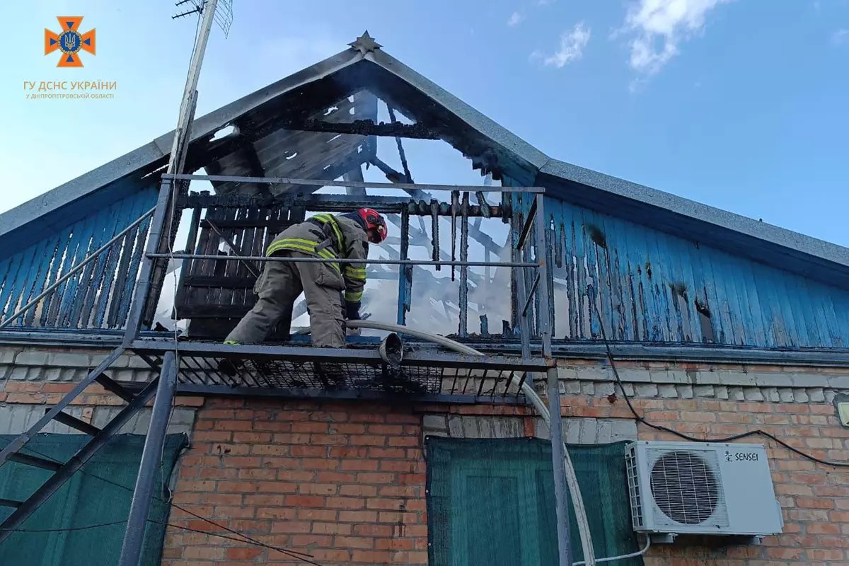 У Нікополі 9 рятувальників гасили пожежу на даху приватного будинку 