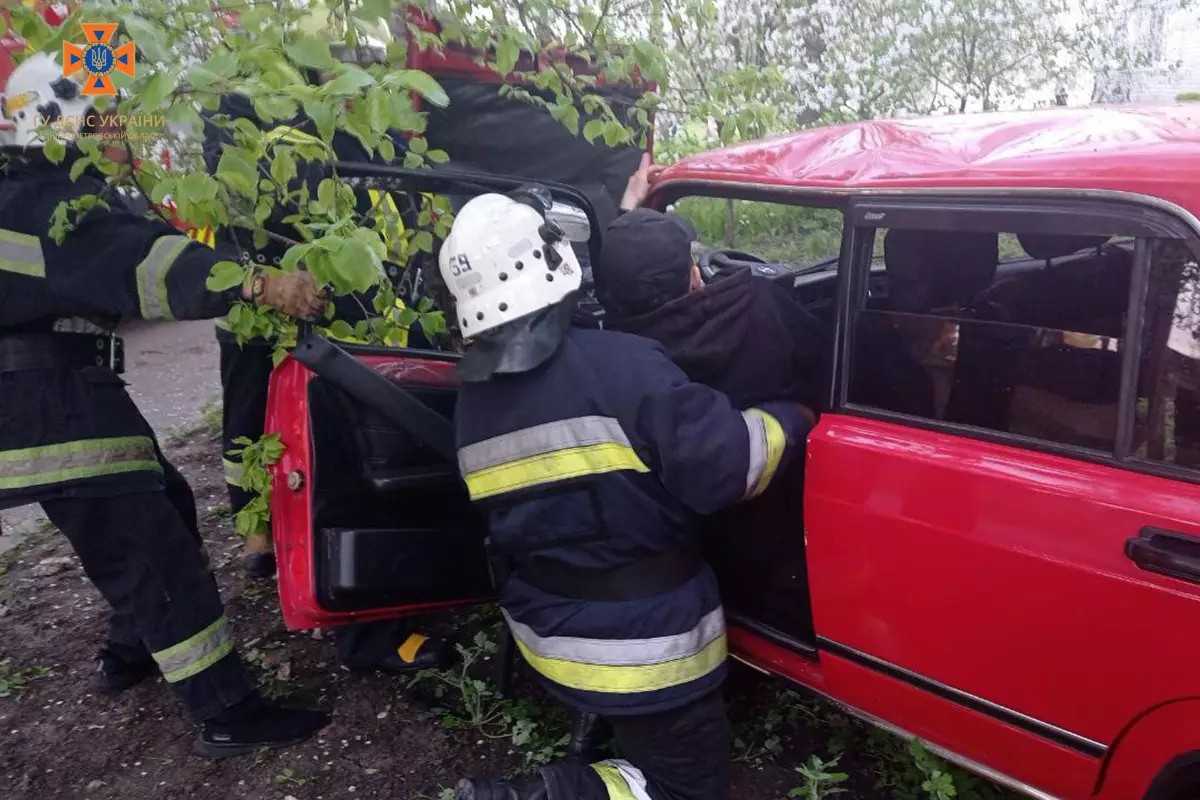 На Дніпропетровщині рятувальники деблокували 19-річного водія "ВАЗ" з понівеченої автівки 
