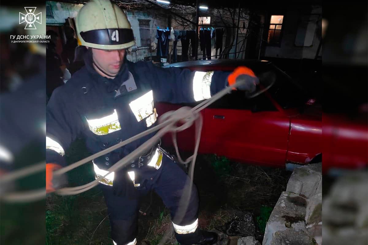На Дніпропетровщині 11 рятувальників допомогли чоловікові вибратися з порожньої криниці 