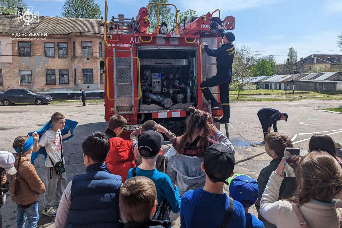 У Покрові школярам продемонстрували пожежно-рятувальну техніку