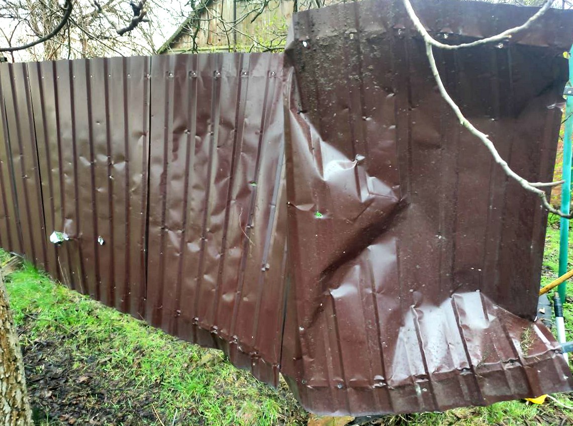 Пошкоджено металевий паркан