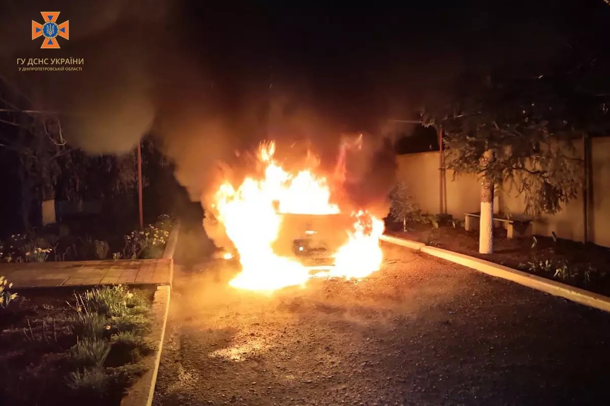 Під Нікополем рятувальники гасили пожежу у «Volkswagen Golf»
