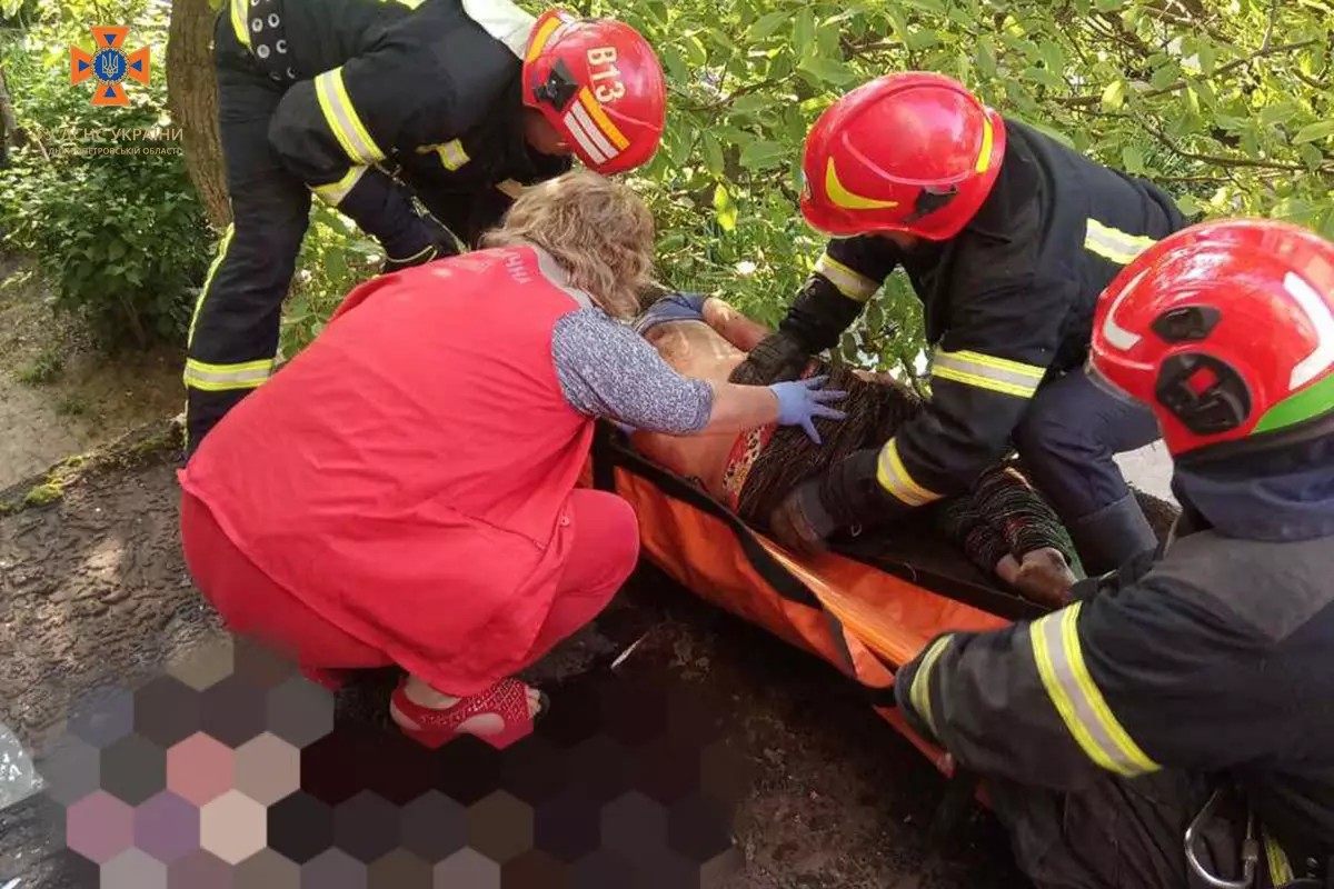 На Дніпропетровщині 46-річна жінка випала з 5-го поверху на козирок під’їзду