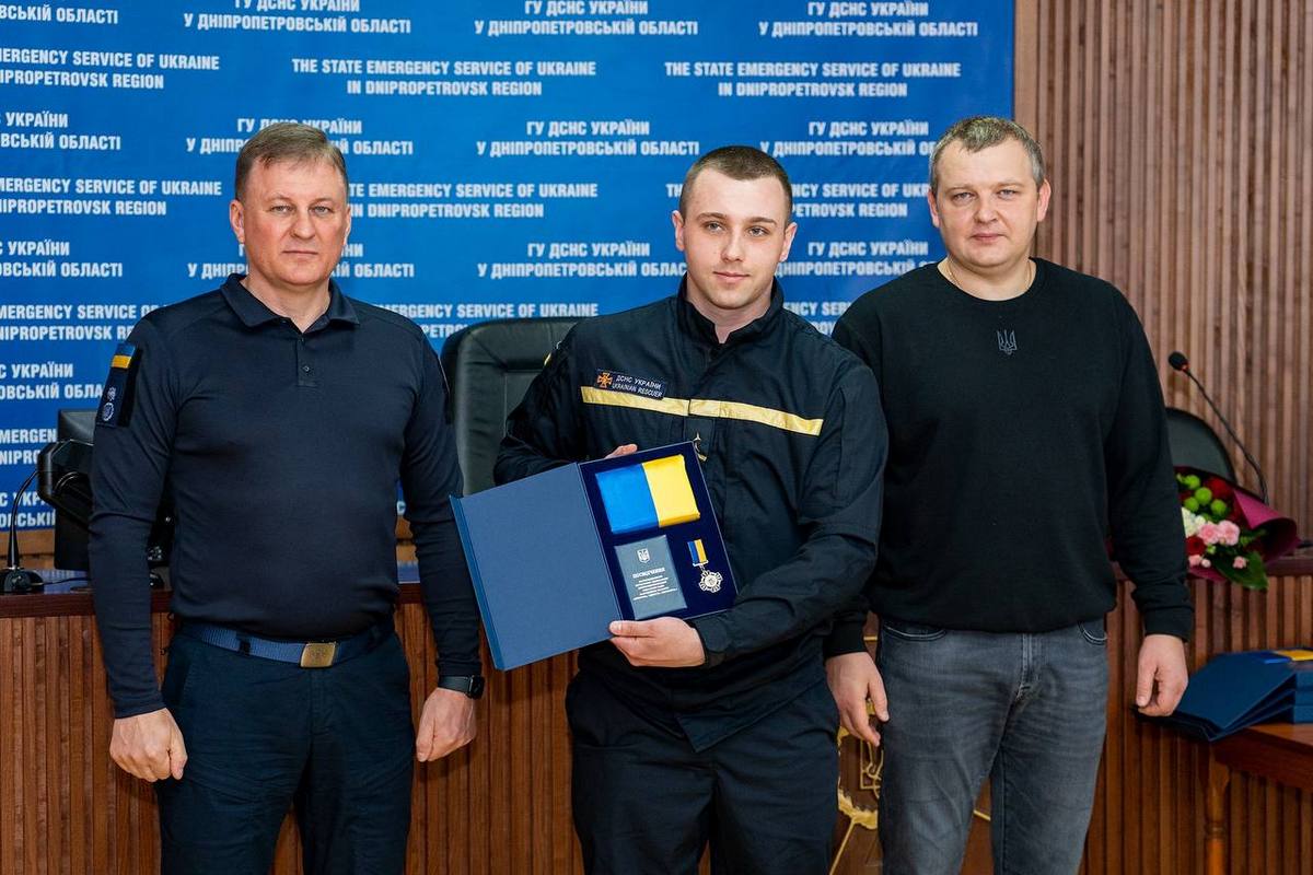 Рятувальників з Нікополя та області нагородили за ліквідацію наслідків російських атак 