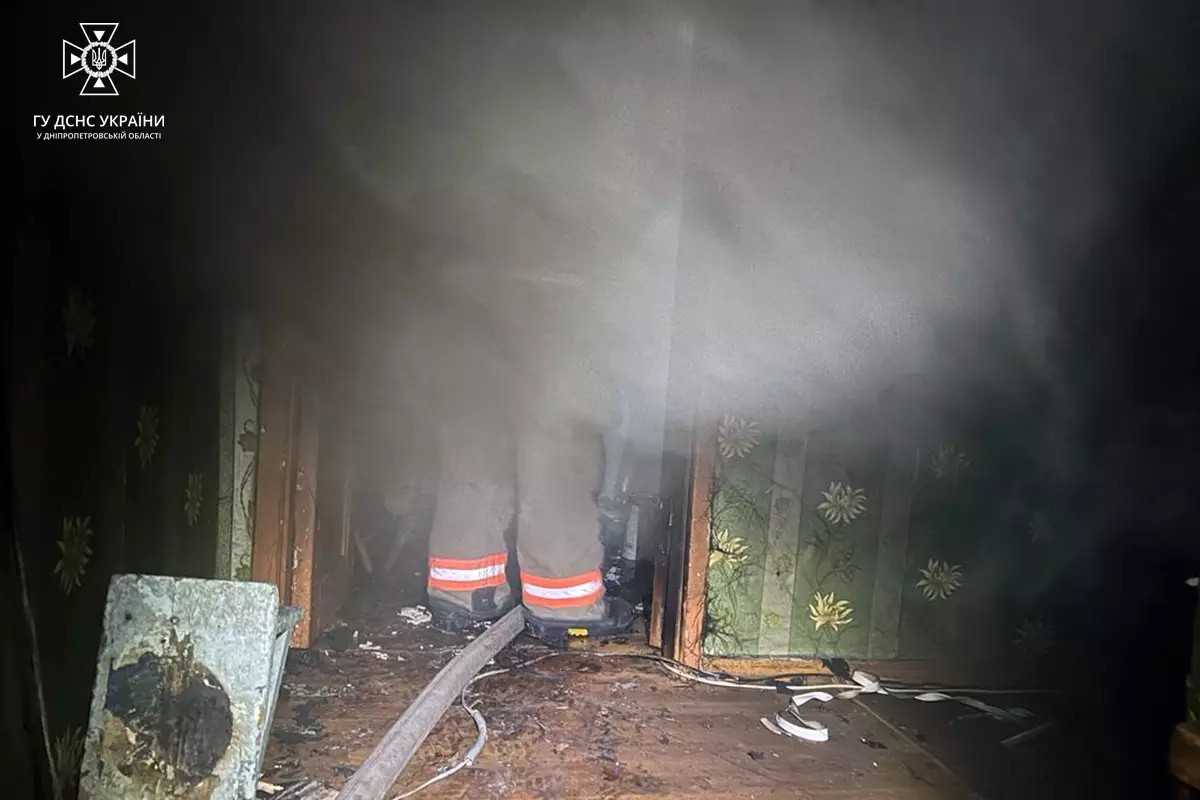 У Покрові рятувальники гасили пожежу у двокімнатній квартирі 
