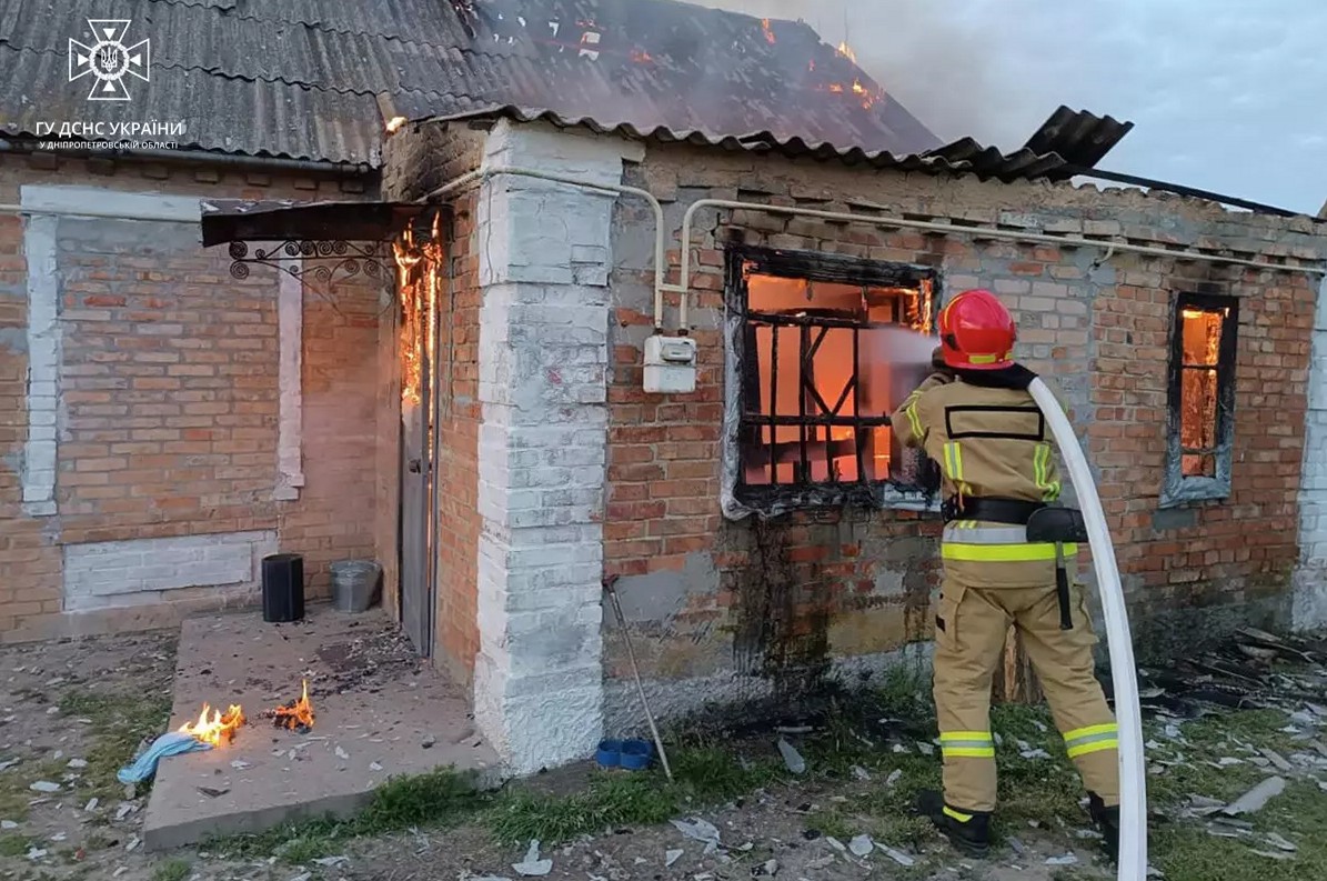 Під Нікополем 8 рятувальників гасили пожежу в приватному будинку 