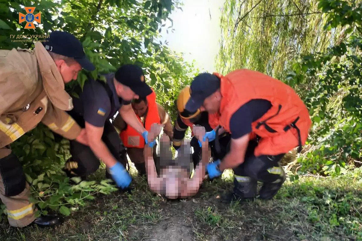 Рятувальники дістали тіло чоловіка з річки