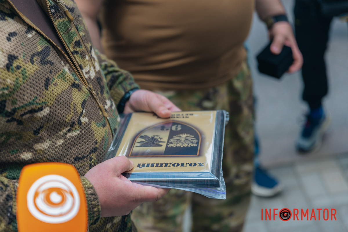 На знак подяки мужні воїни привезли бригадну табличку, прапор та коін