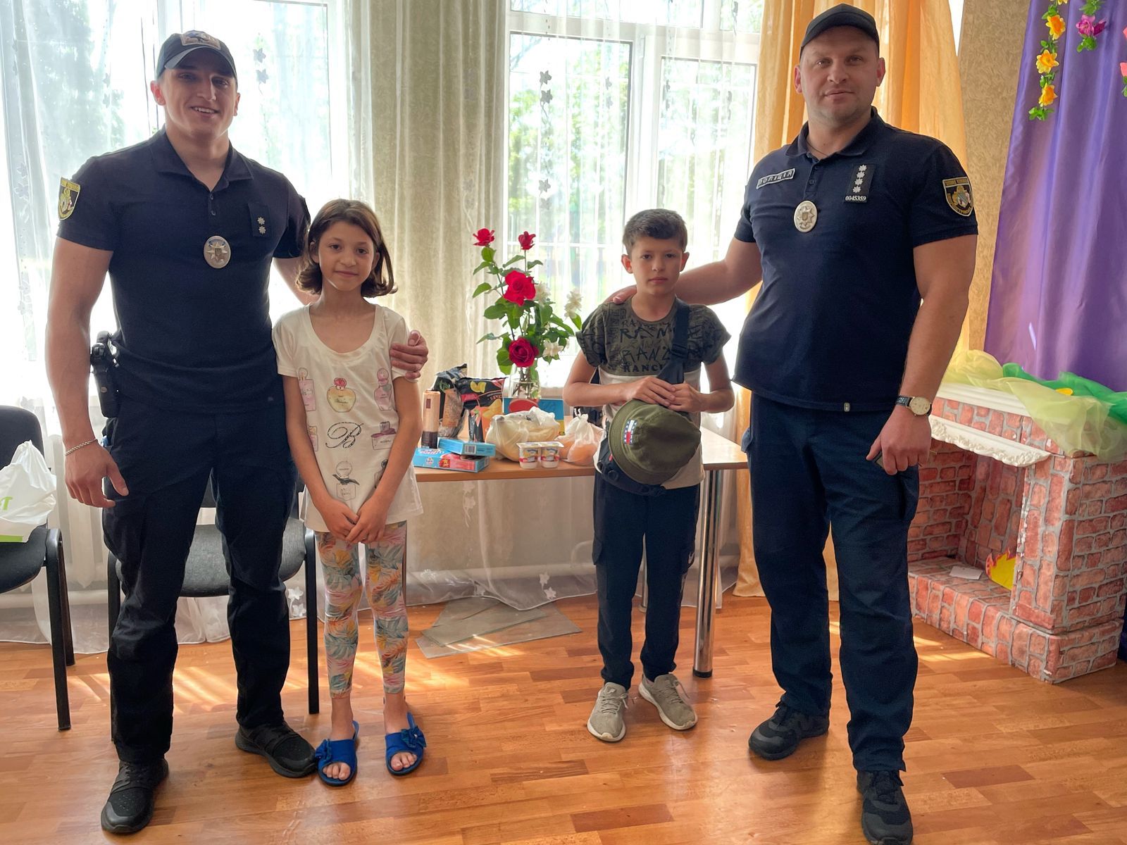 Поліцейські привітали дітей зі святом 
