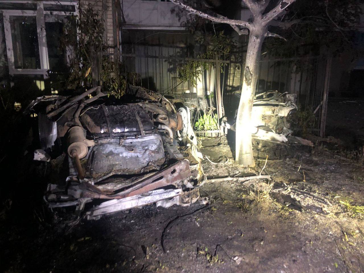 У Нікополі внаслідок обстрілу згоріло два автомобіля