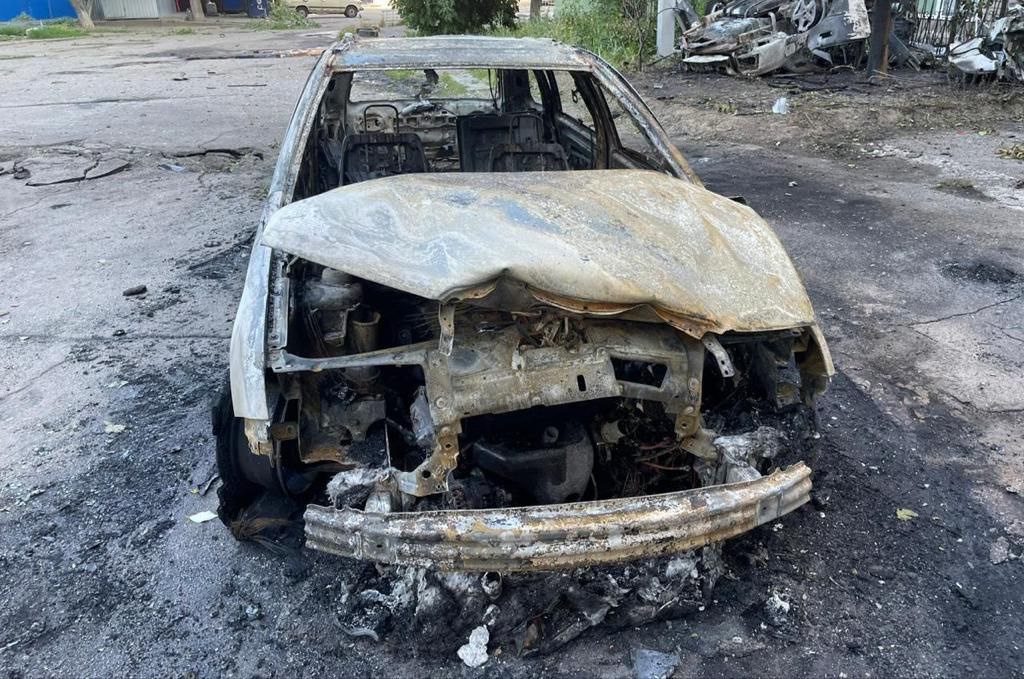  Нікополі внаслідок обстрілу згоріло два автомобіля