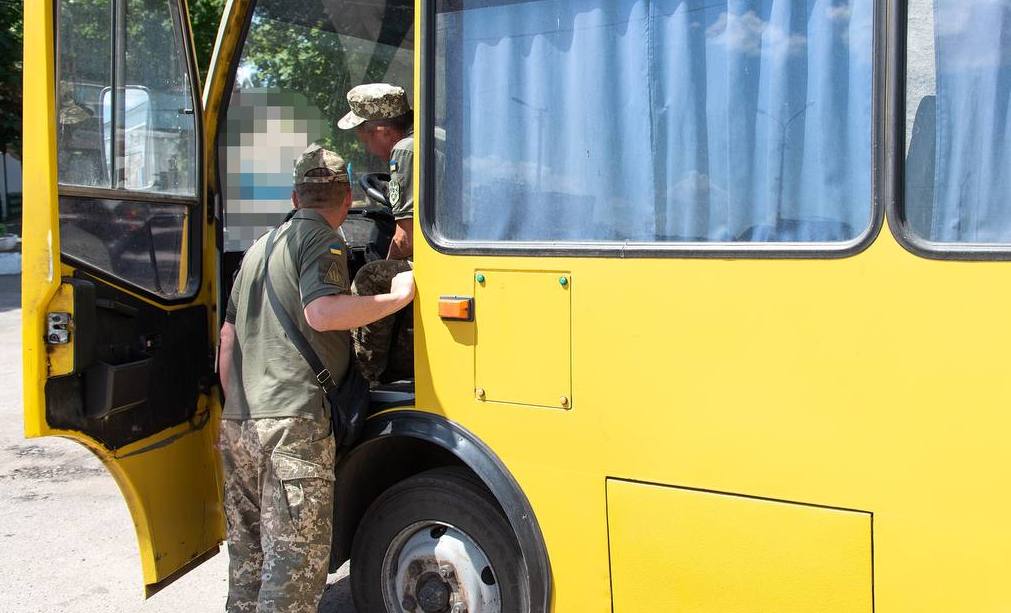 З Нікополя для військових передали автобус