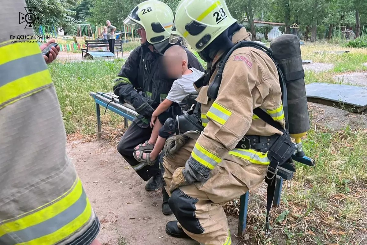 У Нікополі під час пожежі в квартирі врятували 6-річного хлопчика
