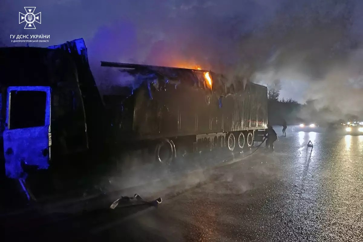На Дніпропетровщині вщент згоріла вантажівка 