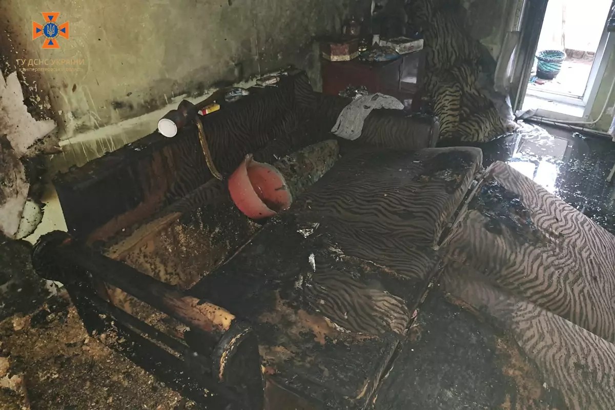 У Нікополі надзвичайники врятували з палаючої квартири 44-річну жінку 