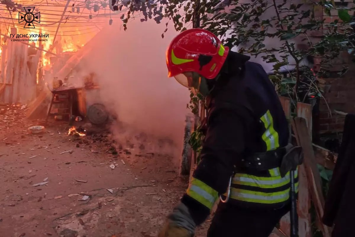 У Нікополі рятувальники дві години гасили вогонь у літній кухні 