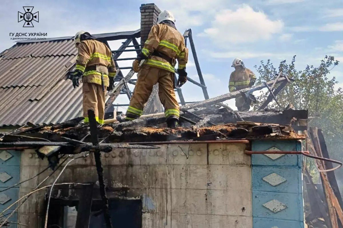 Вогонь знищив домашнє майно та пошкодив дах будинку