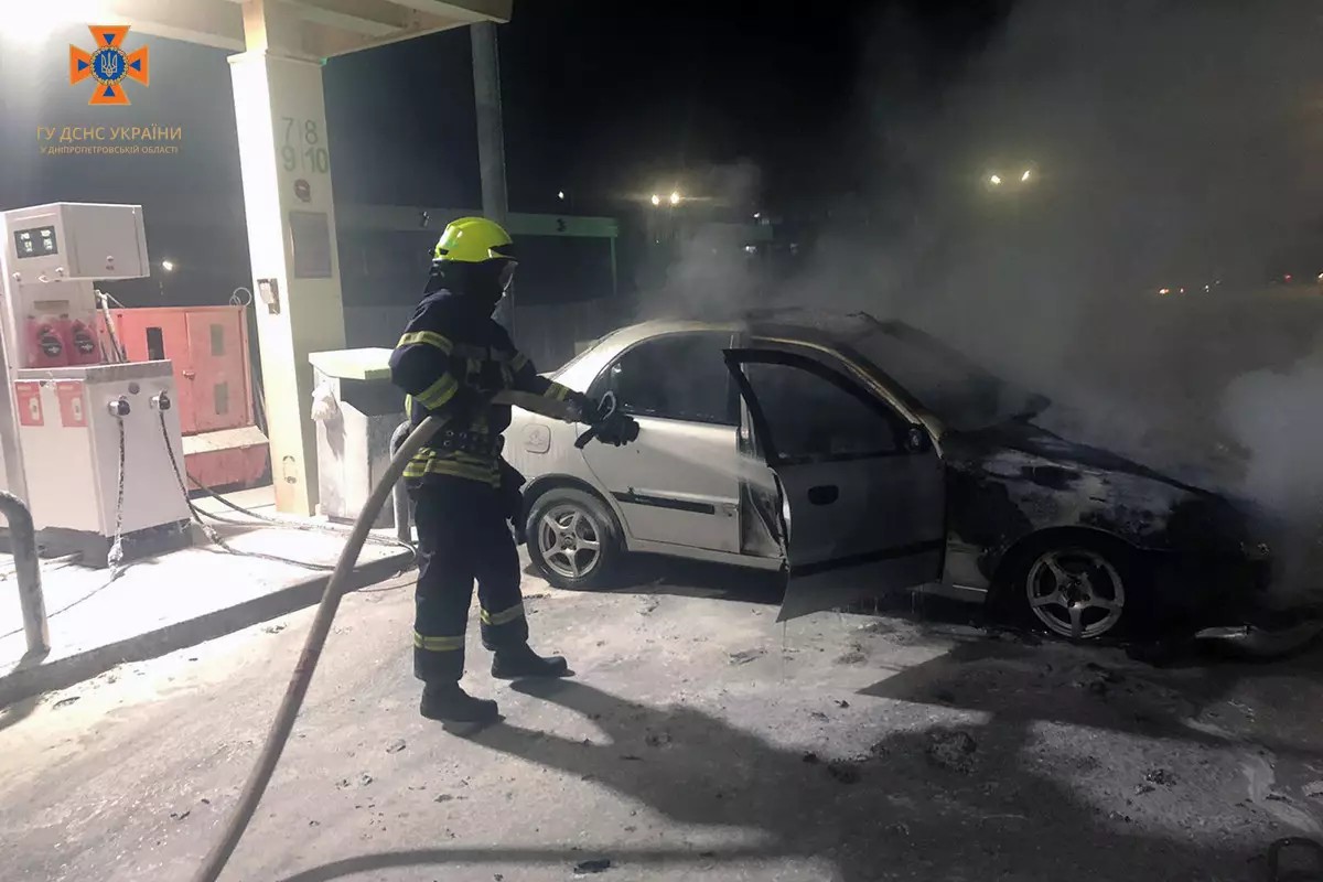 На Дніпропетровщині на АЗС загорівся автомобіль Daewoo 