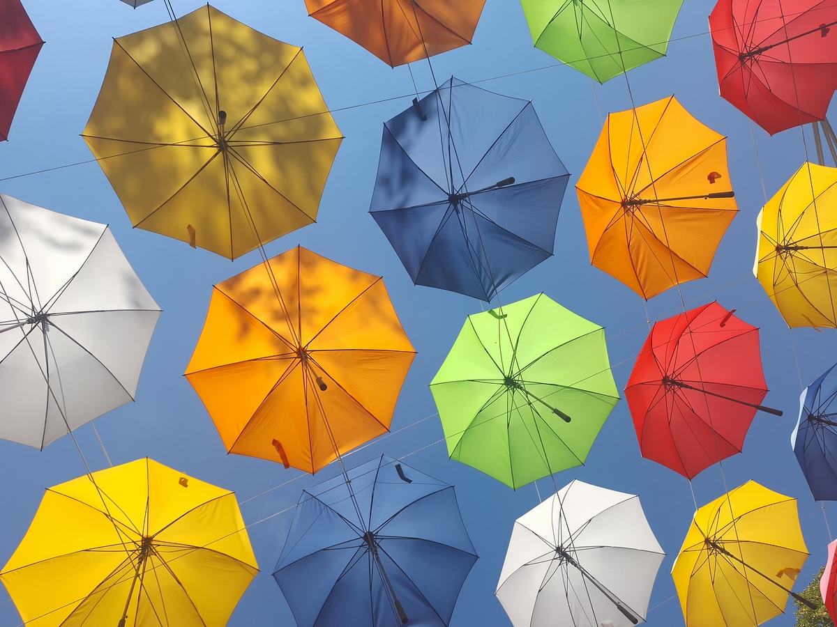 Барвисті кольори парасольок 