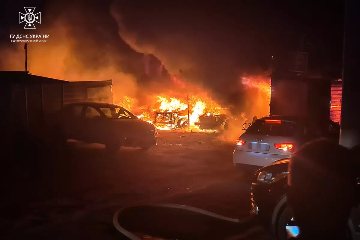 У Дніпрі на приватній автостоянці вогонь знищив 8 автівок, ще 7 пошкоджено 