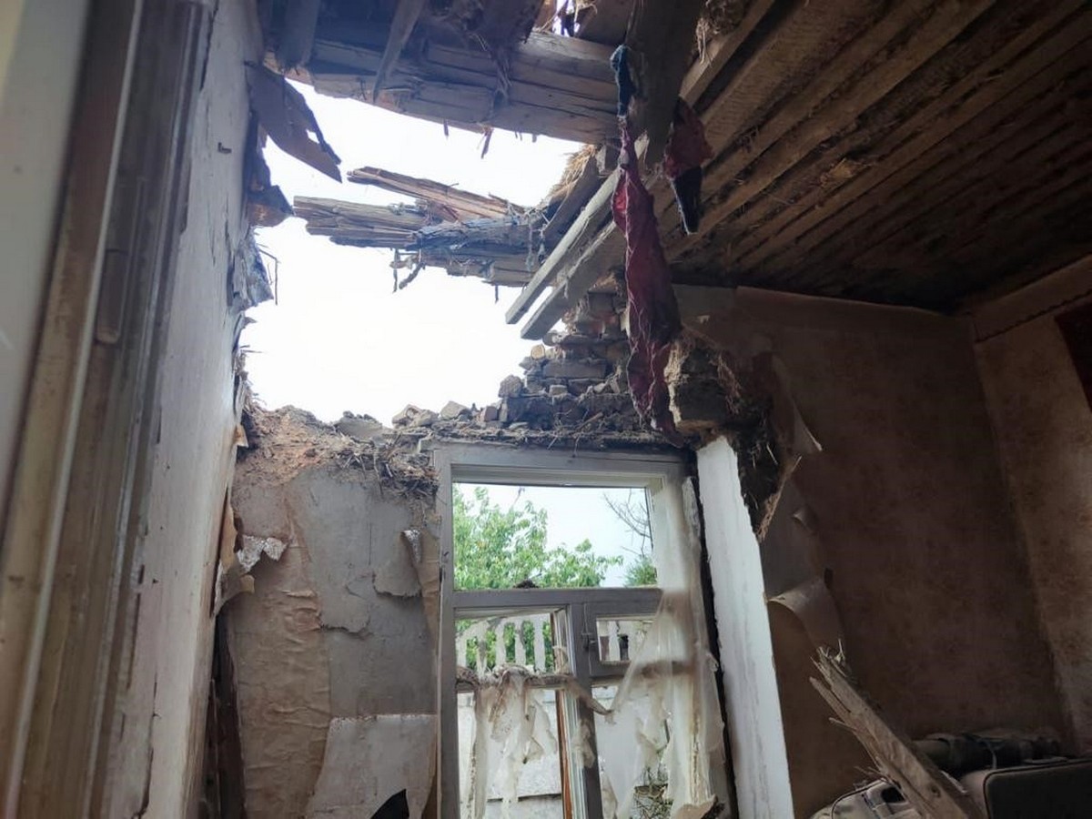 В будівлях снарядами пробило дах, вщент потрощило цегляні стіни