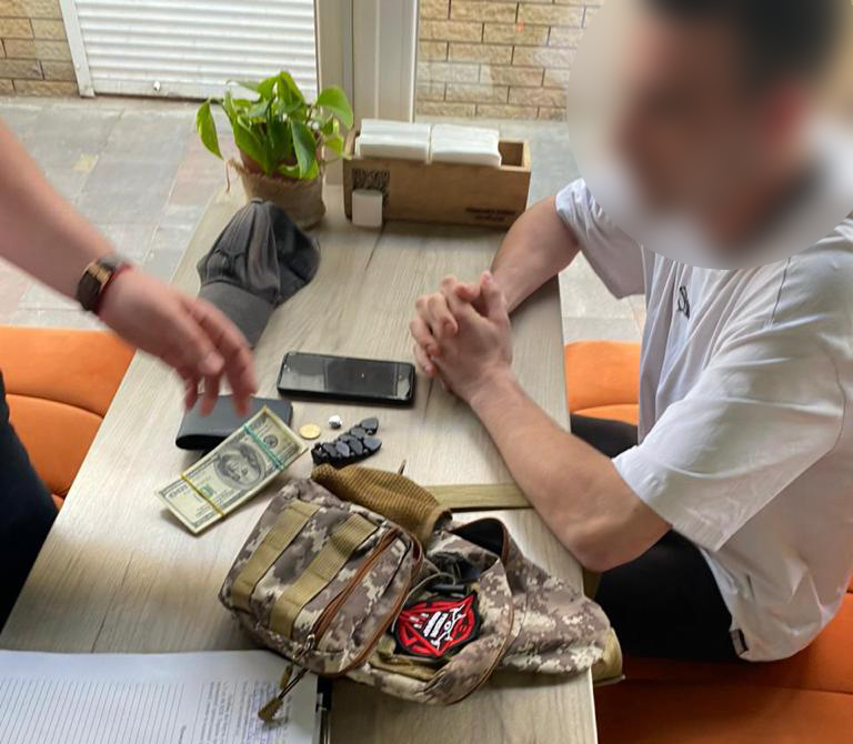 На Дніпропетровщині чоловік за 5000 доларів допомагав ухилянтам уникнути військової служби 