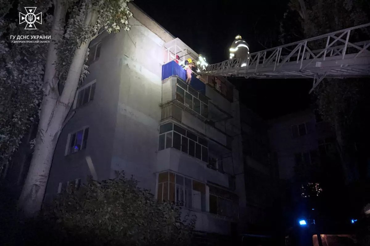 У Нікополі рятувальники визволили 42-річну жінку, яка застрягла на балконі 5-го поверху 