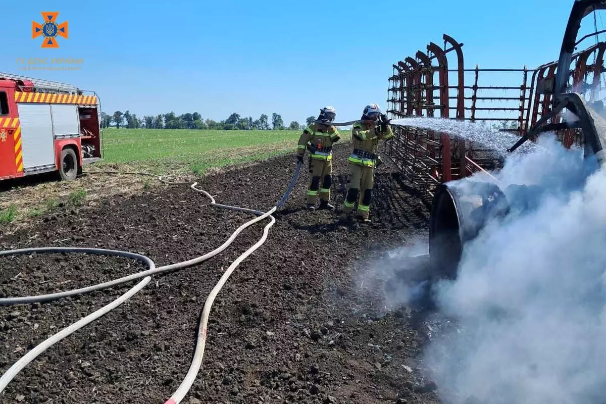Під Нікополем рятувальники загасили палаючий трактор