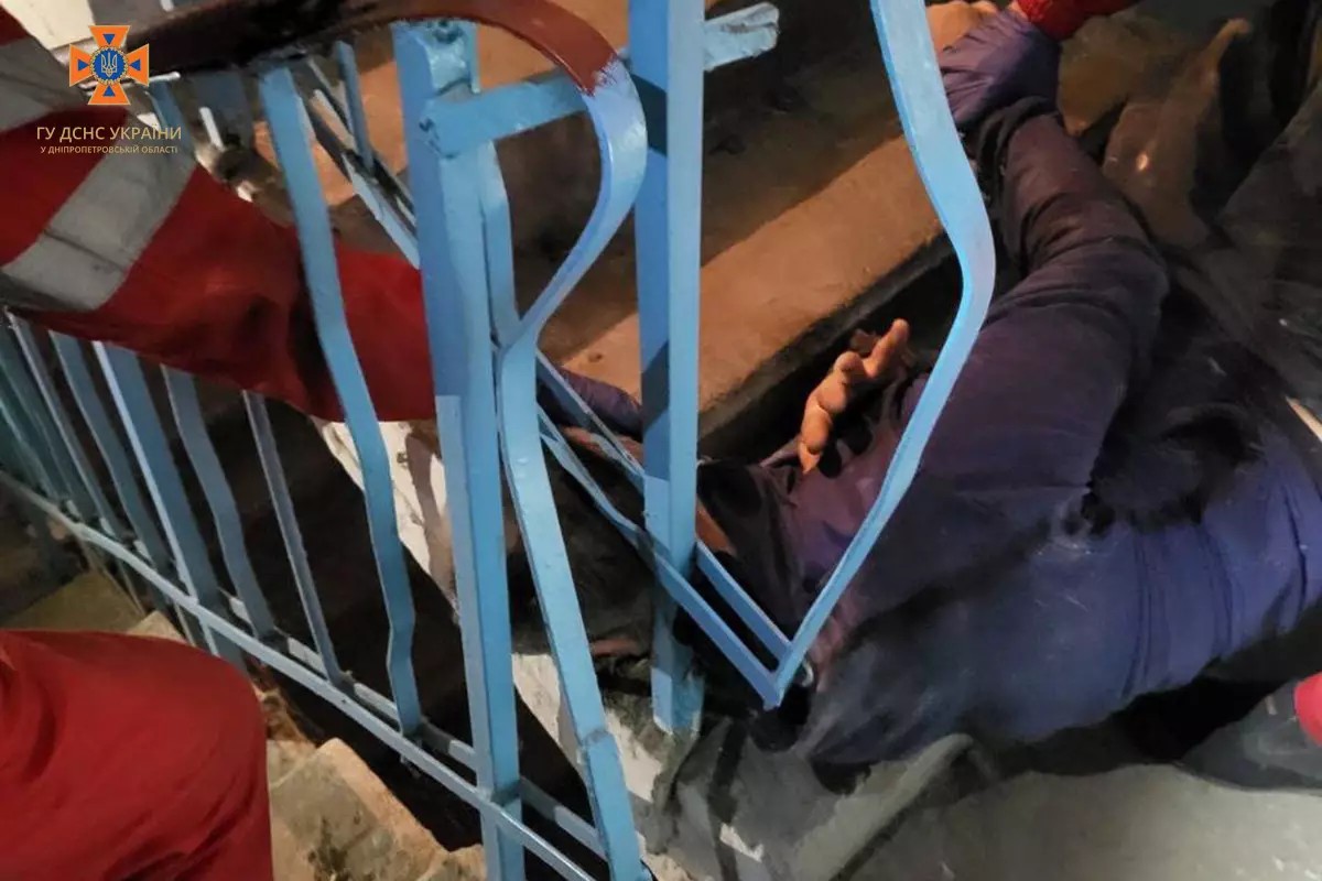 На Дніпропетровщині рятувальники звільнили з пастки голову чоловіка
