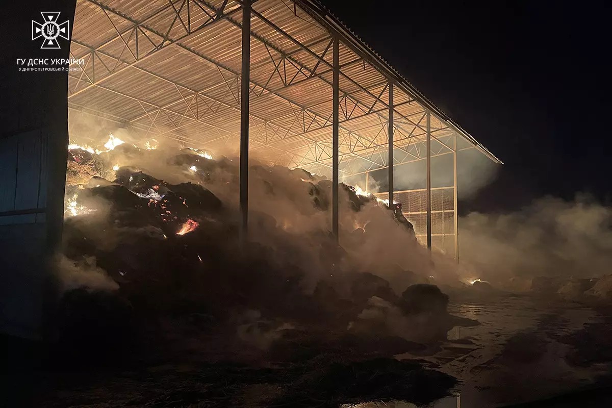 На Дніпропетровщині масштабна пожежа знищила 400 тонн соломи в тюках