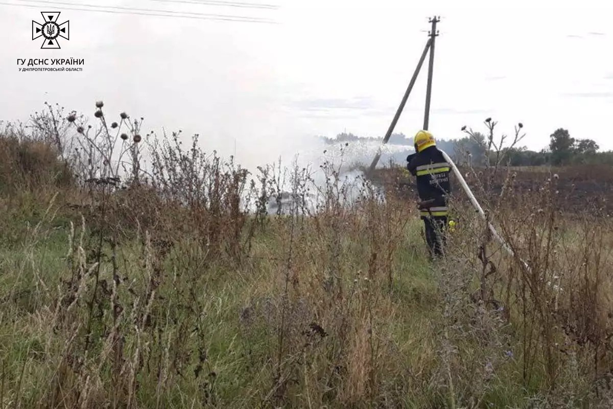 За тиждень рятувальники Дніпропетровщини понад 320 разів гасили підпалену траву та сміття