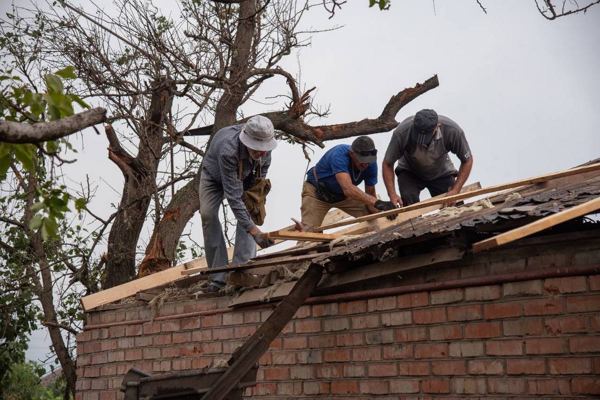 у Нікополі оперативно ліквідовують наслідки ворожих обстрілів 