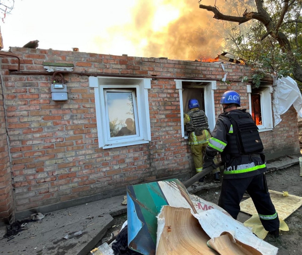 В одному з пошкоджених будинків спалахнула пожежа 