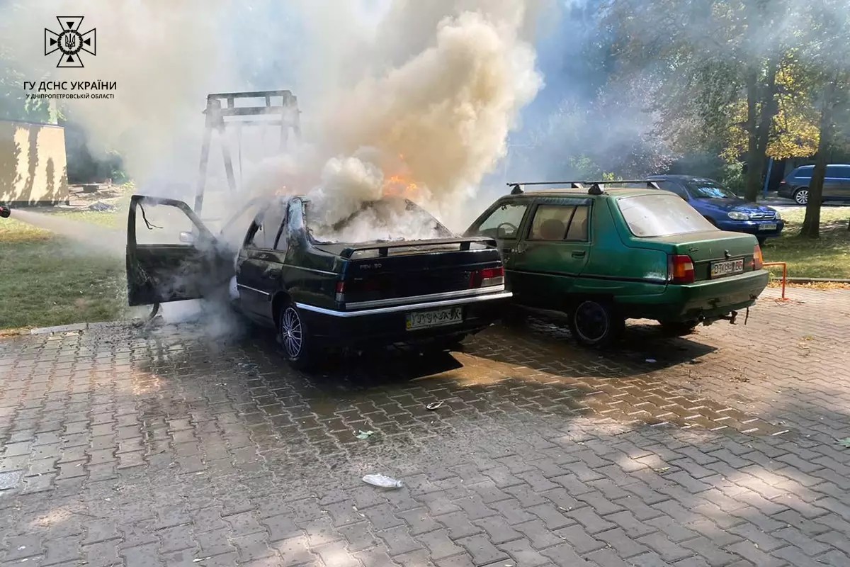 На Дніпропетровщині на паркінгу згоріло дві автівки 