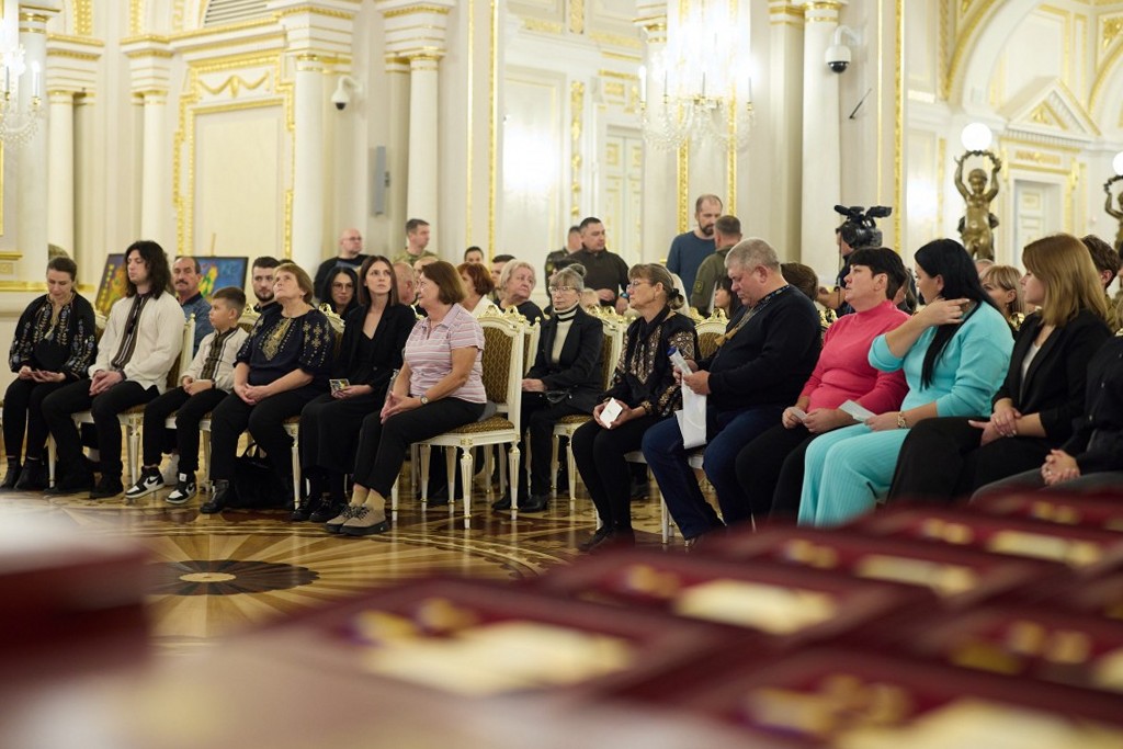 Почесну нагороду передали матері та брату загиблого воїна з Томаківської громади