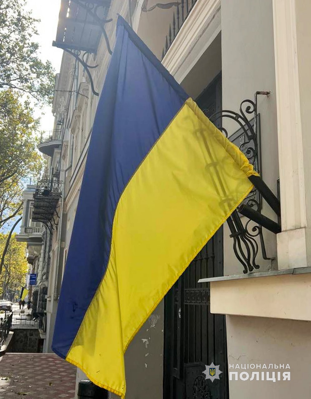 П'яний молодик з Дніпропетровщини розірвав Державний прапор в центрі Одеси